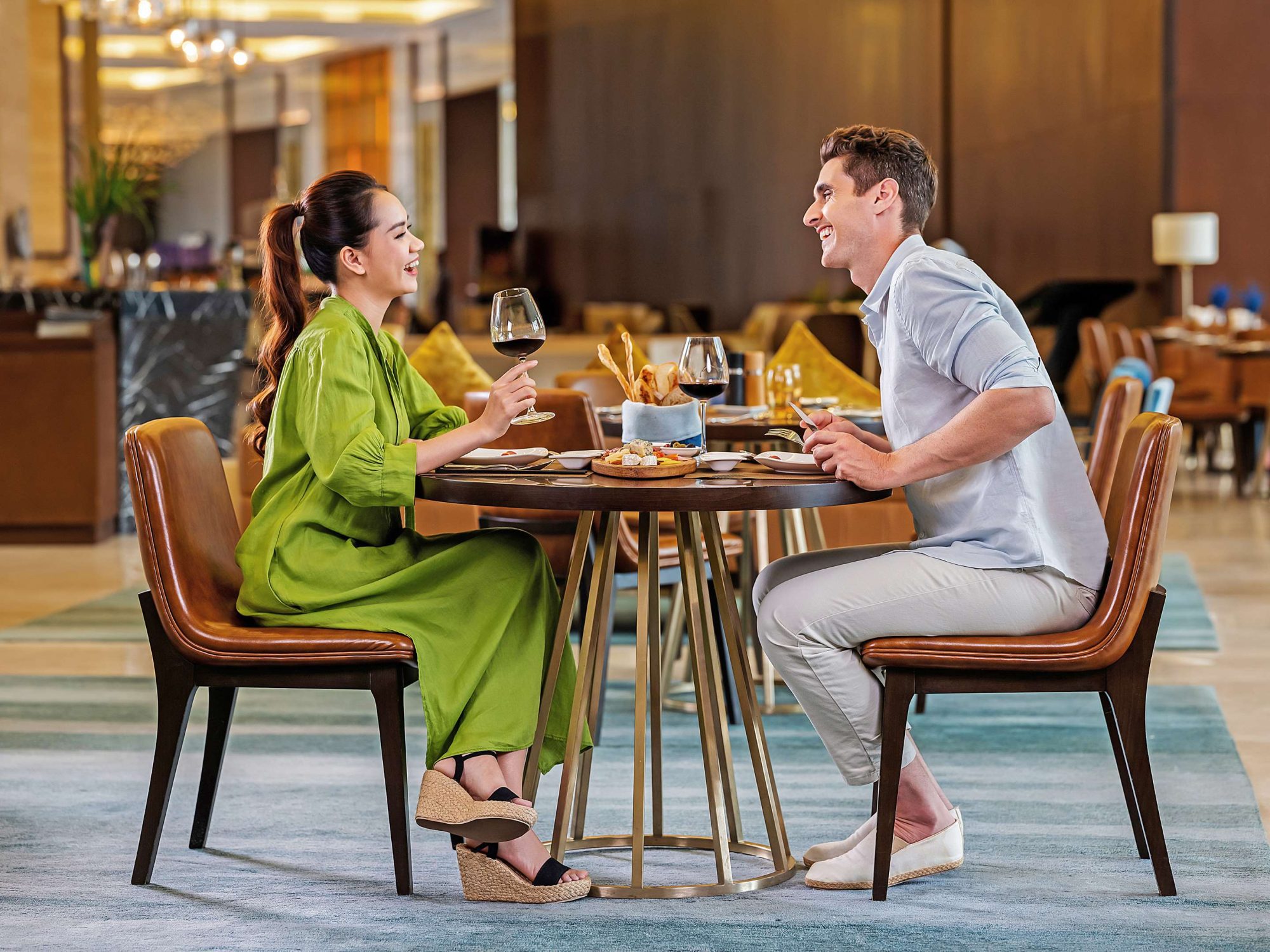 酒廊裡用餐的兩位旅客