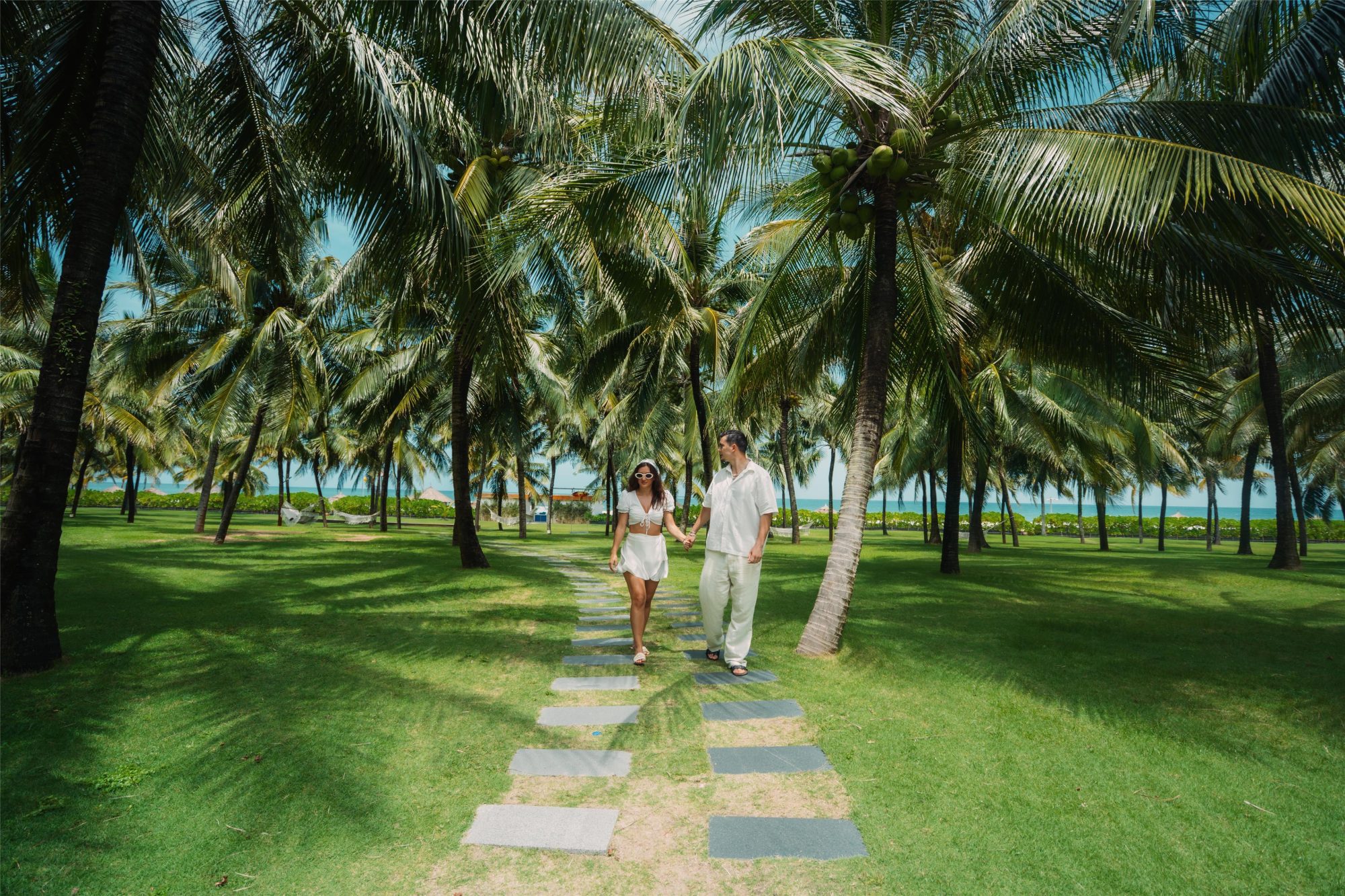 椰林步道上散步的旅客