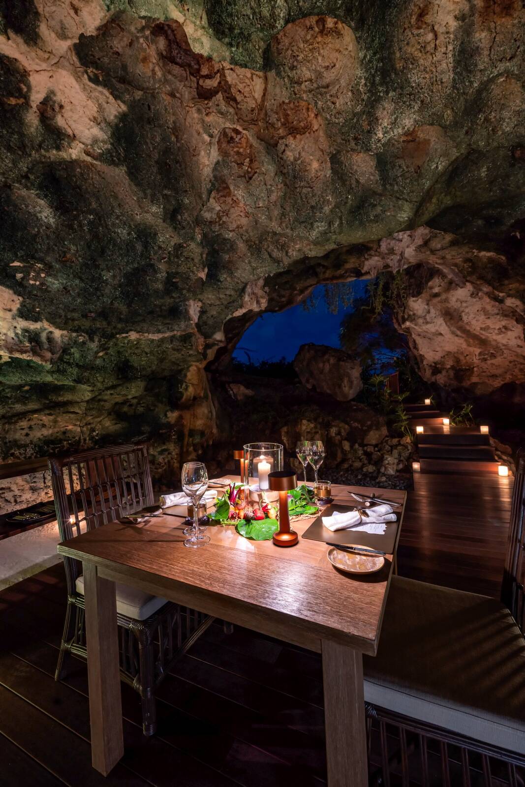 峇里島萊佛士酒店 The Secret Cave 洞穴私人餐桌
