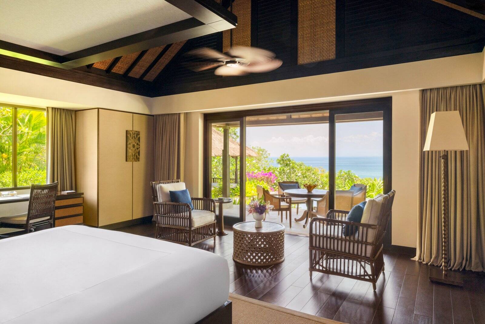 峇里島萊佛士酒店 Ocean One Bedroom Pool Villa 臥室與海景