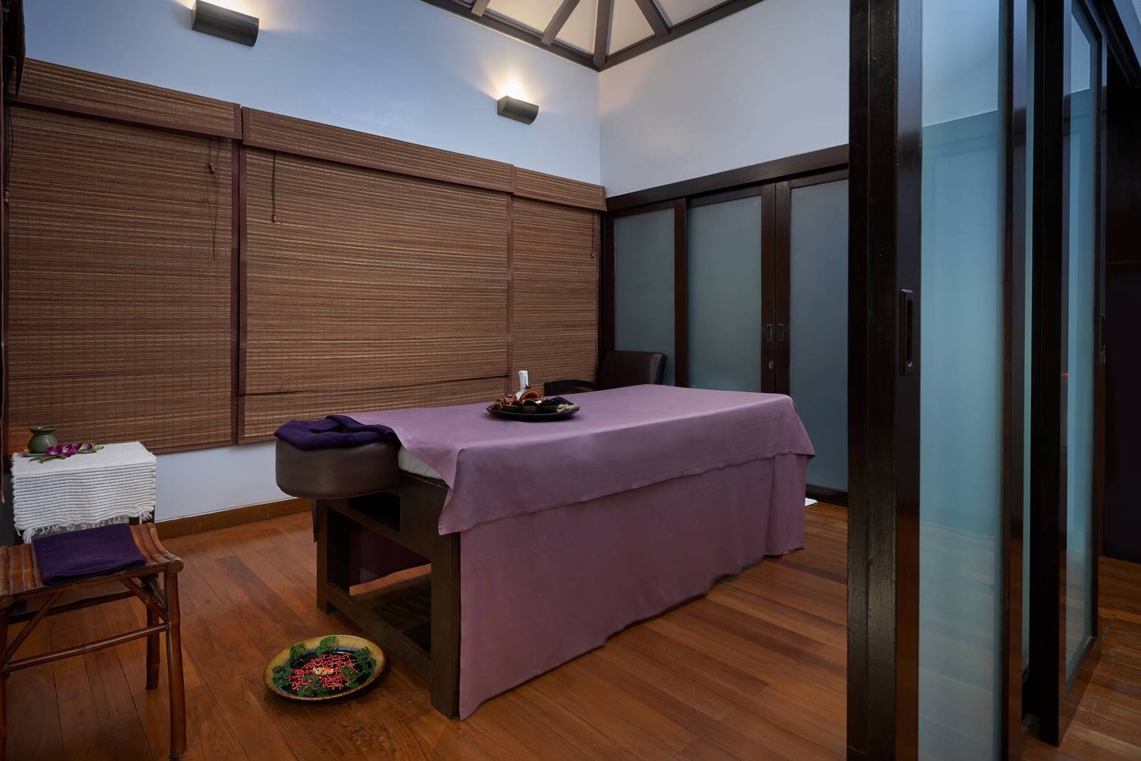 蘇梅島萬麗度假村 Quan Spa 的療程室與按摩床