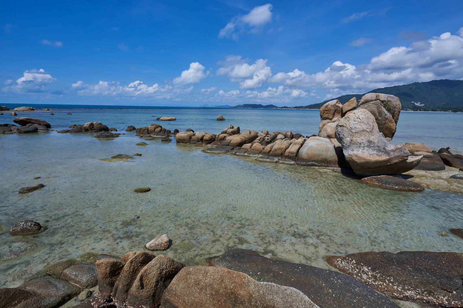 蘇梅島拉邁海岸的爺爺奶奶石礁岩與海面