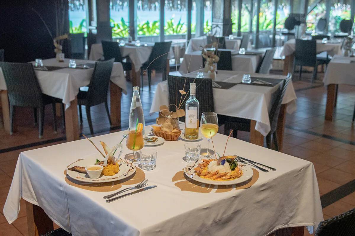 波拉波拉皇家飯店 Ori Ori 餐廳的用餐空間與海景