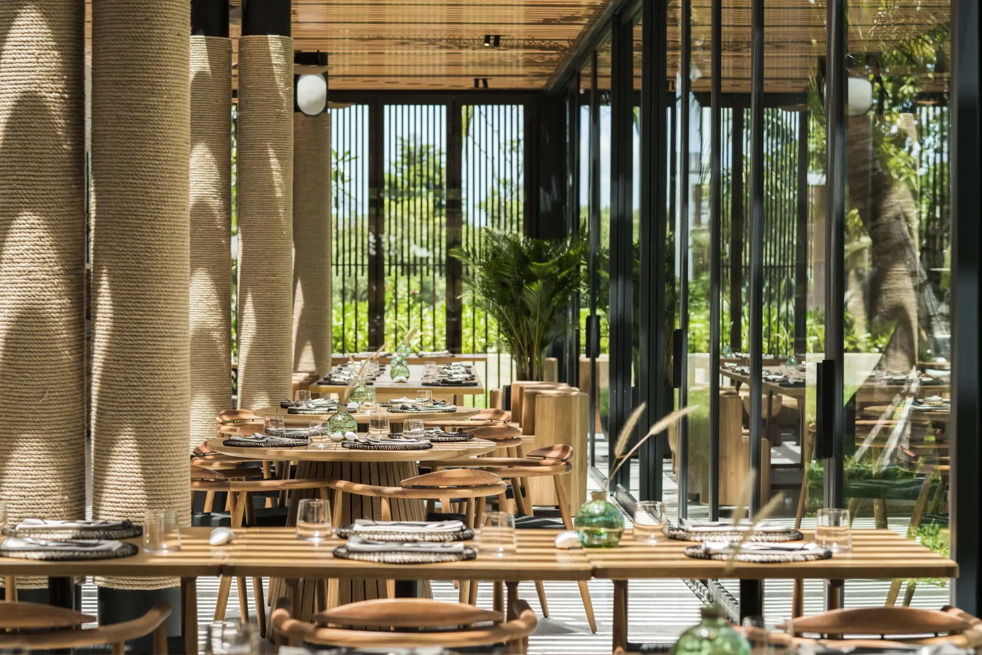 全日餐廳的挑高用餐空間
