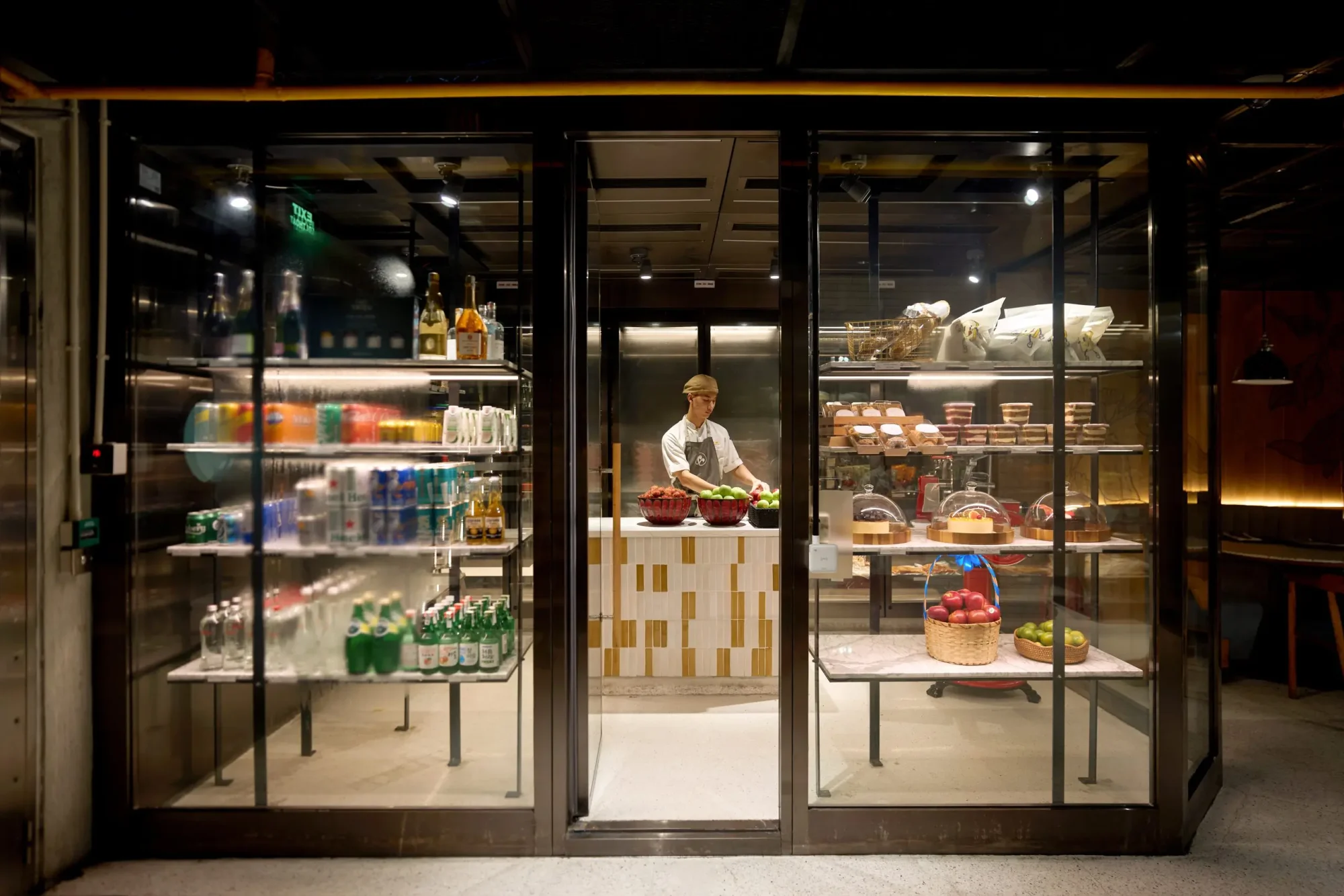 餐廳樓下的酒櫃與商品陳列