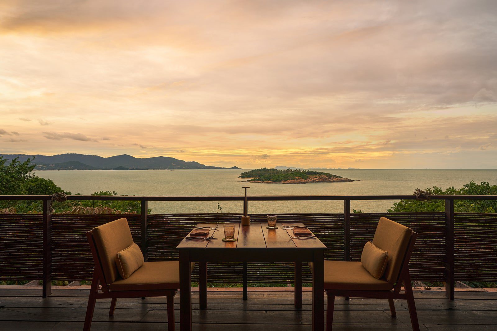 Dining on the Hill 海景餐桌