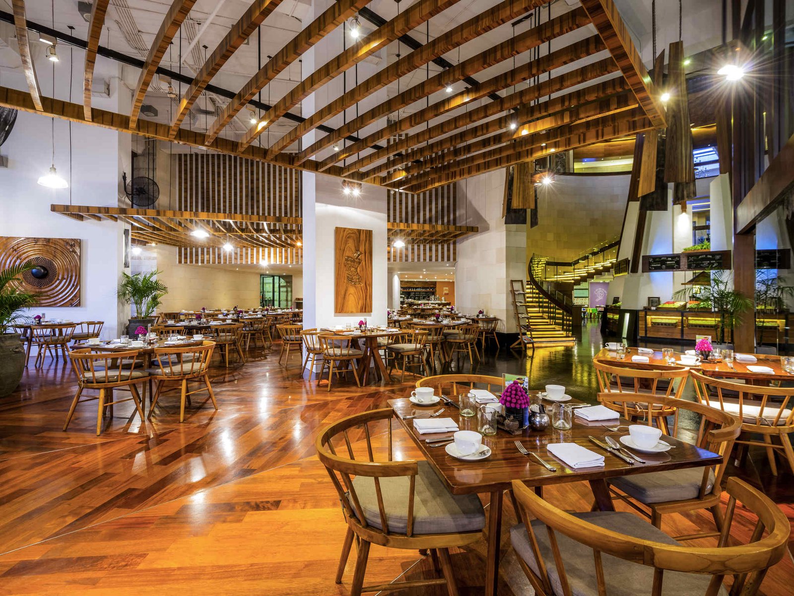 Kwee Zeen 餐廳挑高的用餐空間