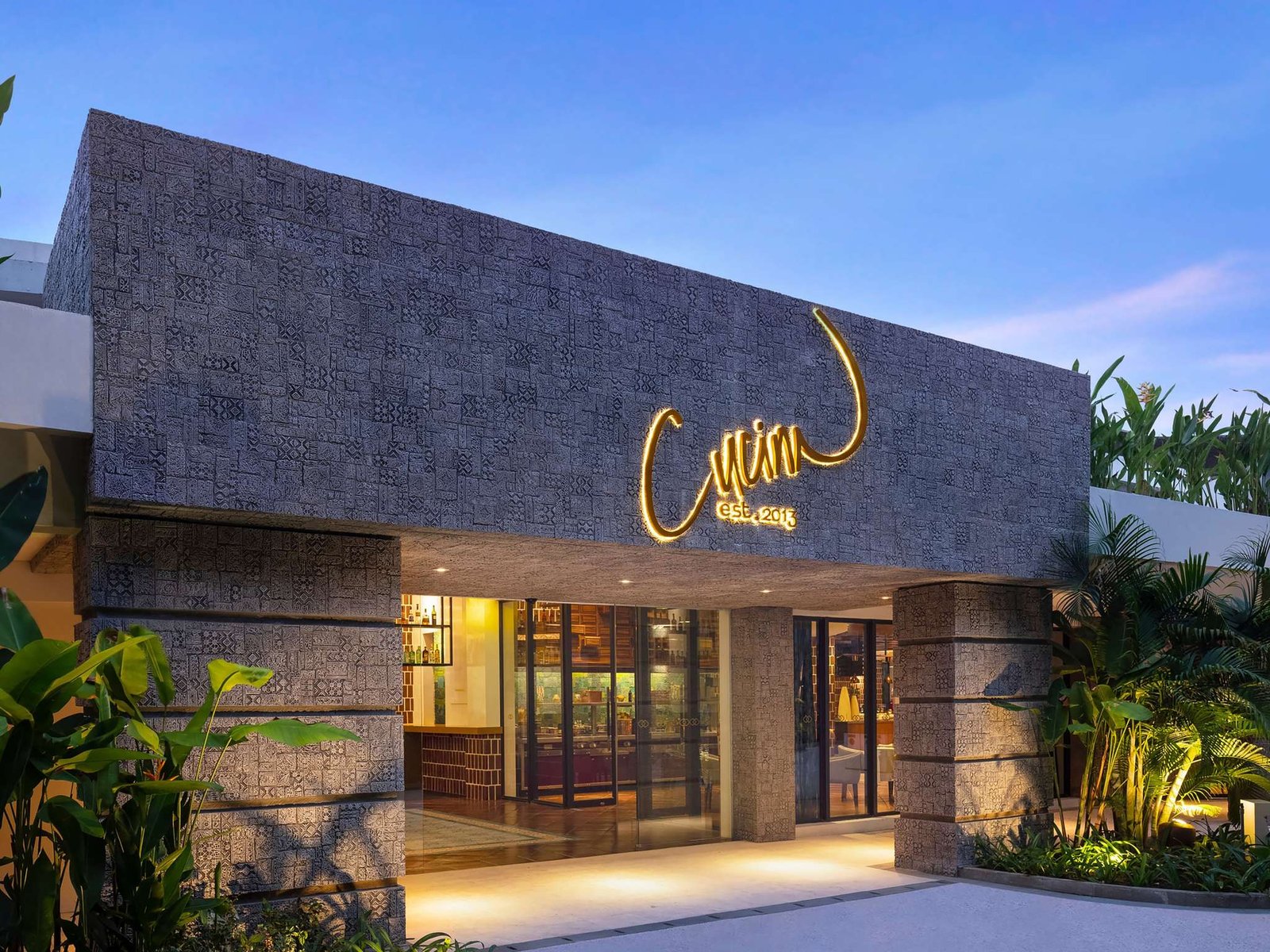夜幕下的 Cucina 義大利餐廳入口