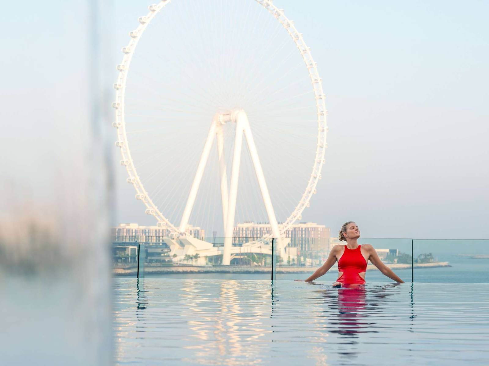 杜拜朱美拉海灘索菲特酒店泳池與對岸的 Ain Dubai 摩天輪