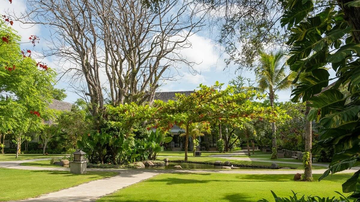 Sudamala 館舍前的綠地庭園與兩側建築