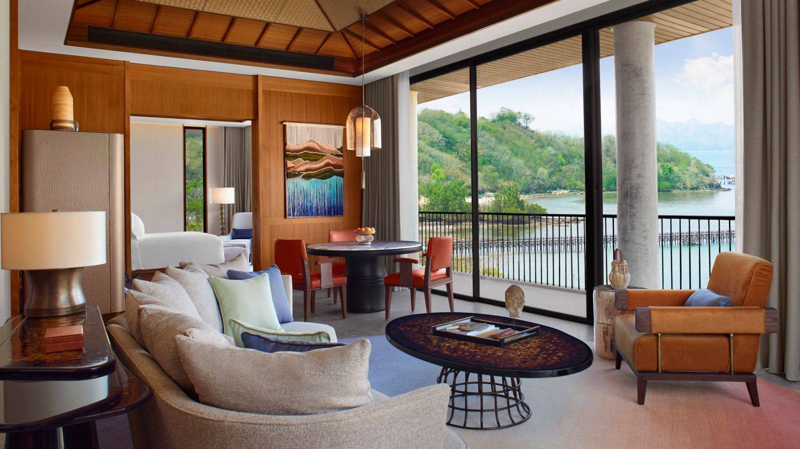 TA’AKTANA One-Bedroom Villa 客廳的沙發、木格牆與電視