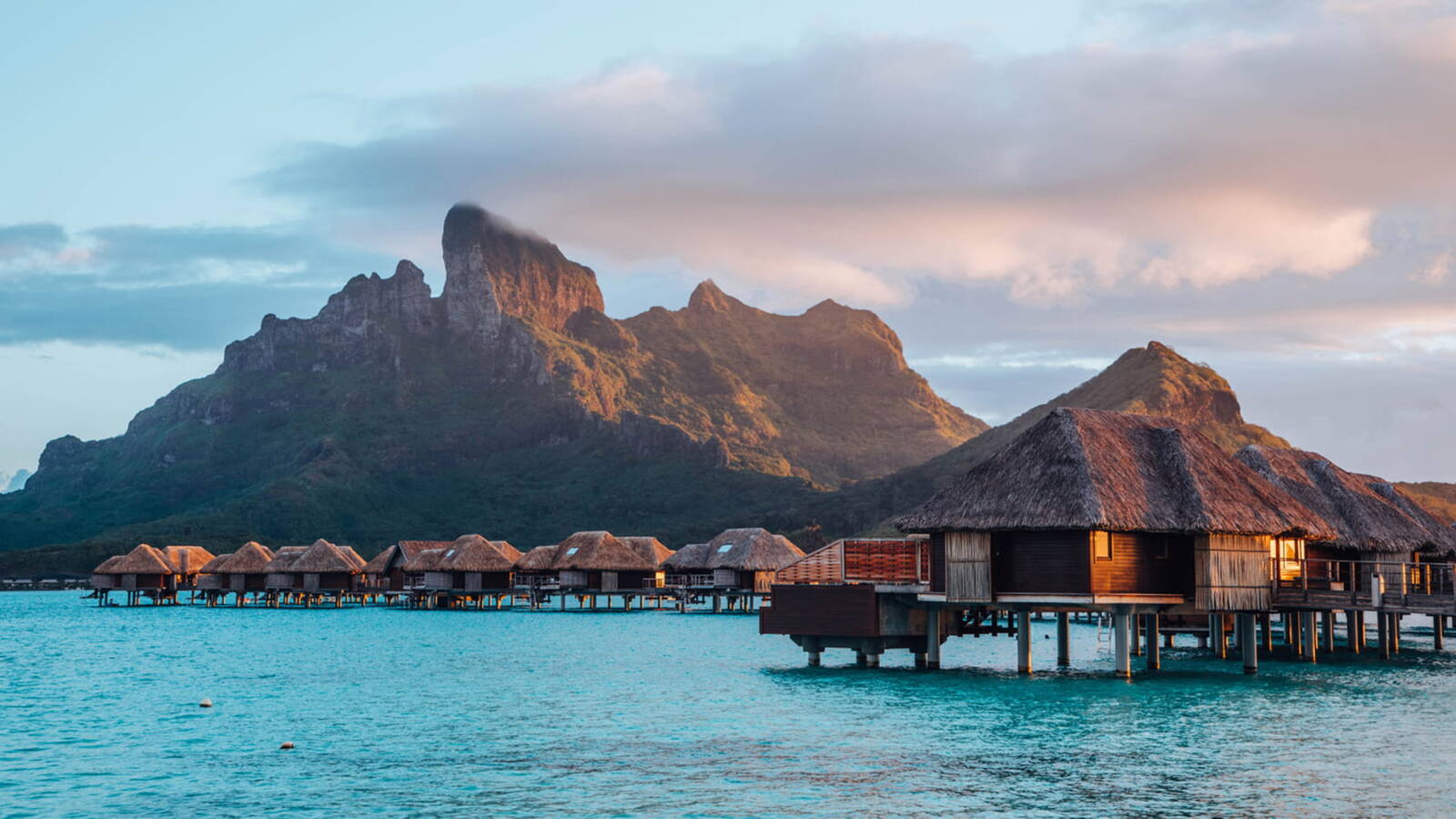 波拉波拉水上屋與 Otemanu 山夕陽景觀