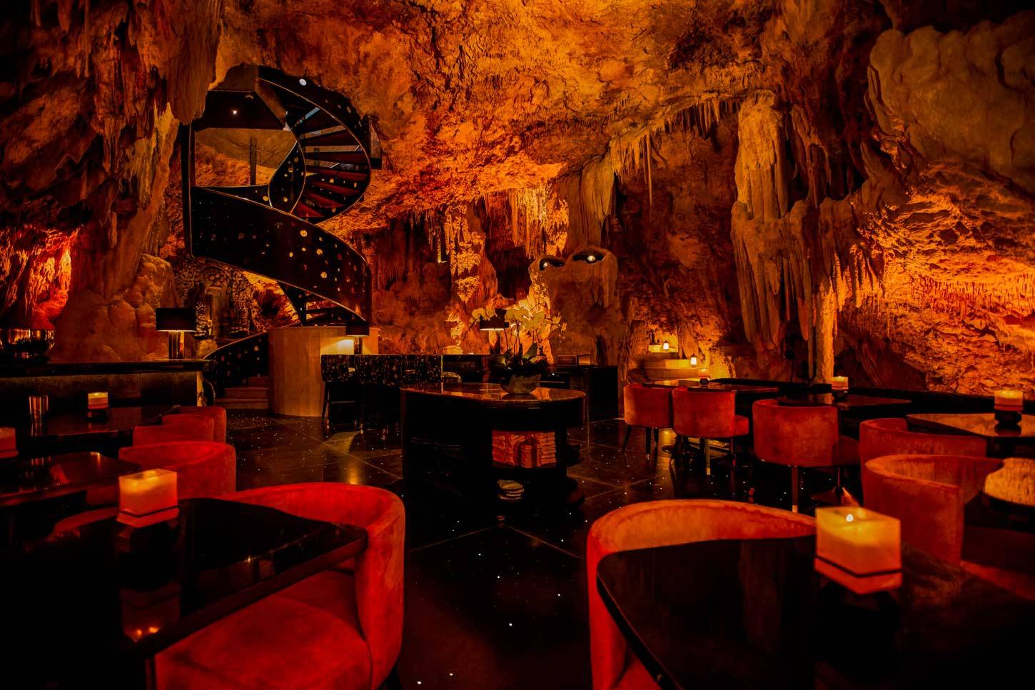 峇里島艾吉別墅飯店 The cave 岩洞餐廳的鐘乳石壁與紅色座位