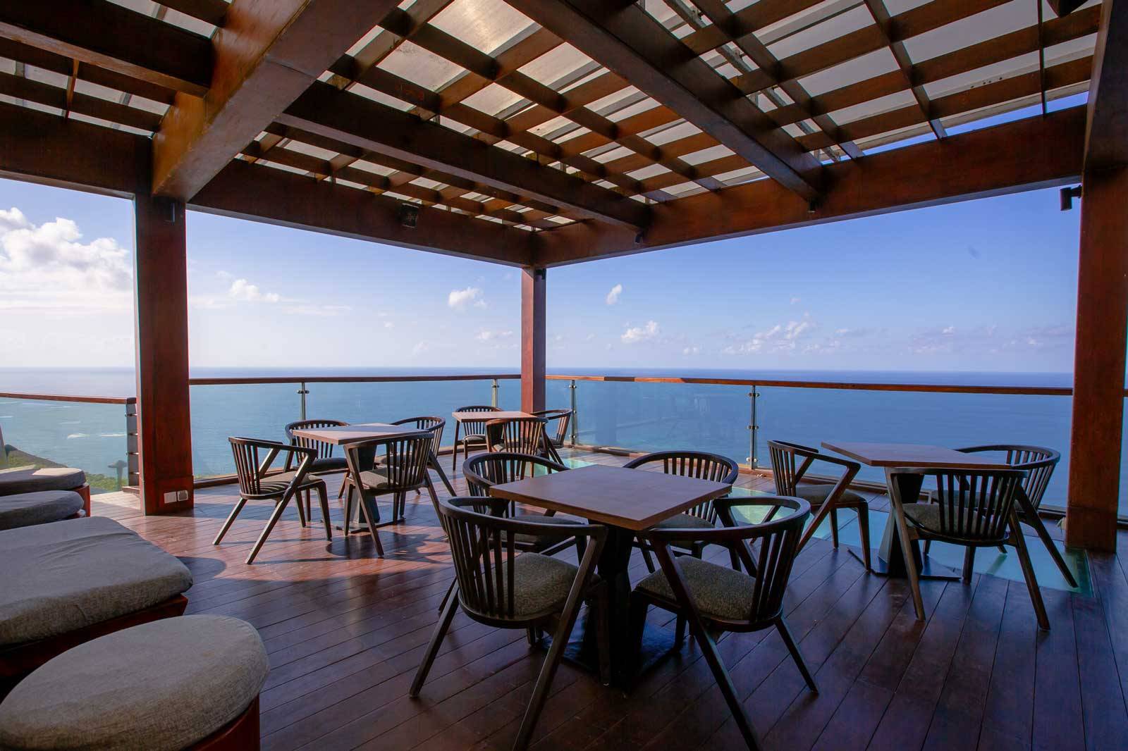 峇里島艾吉別墅飯店崖邊餐廳的木構露台座位與海景