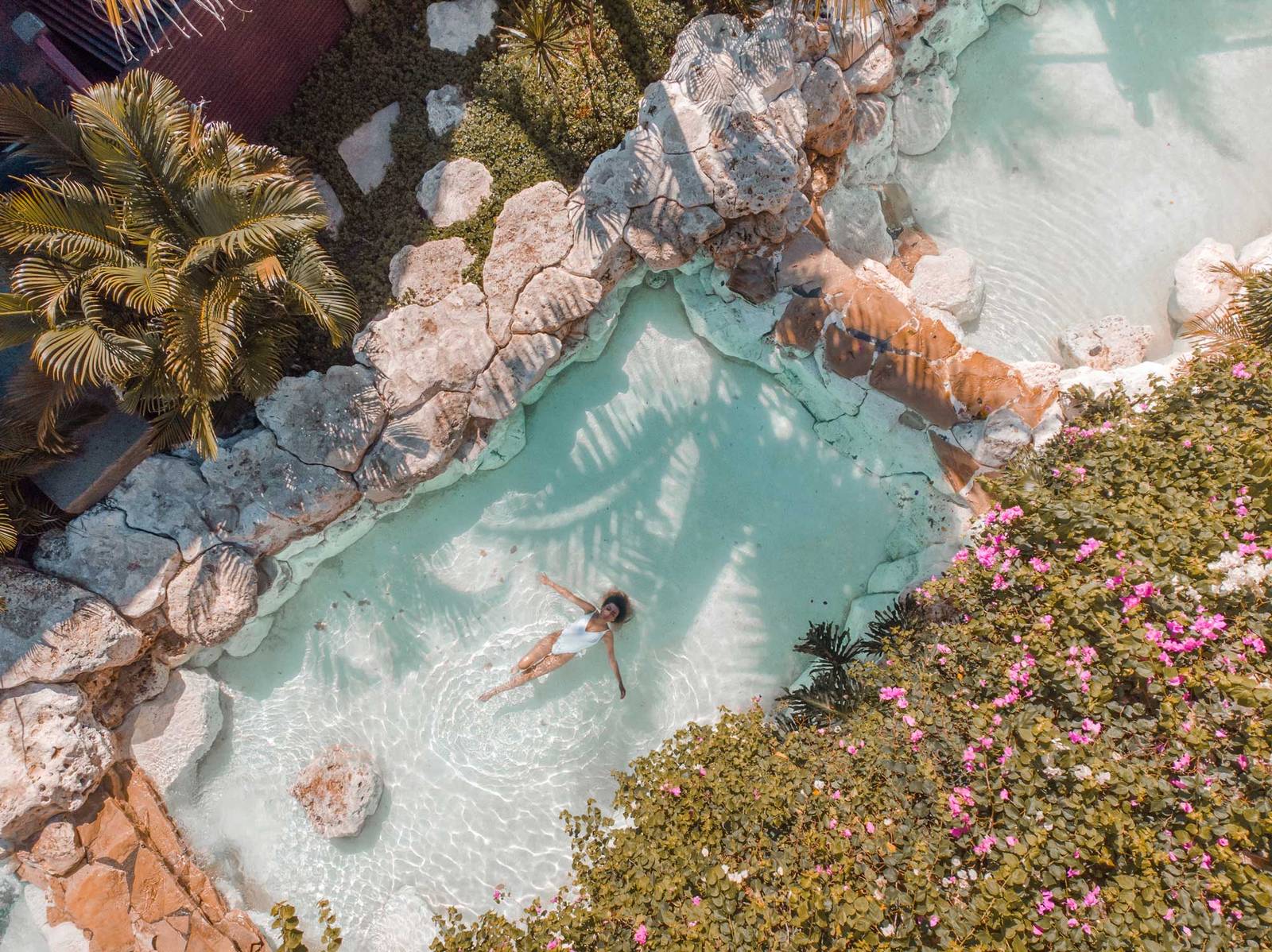 峇里島艾吉別墅飯店 The lagoon 的階梯水池與熱帶植栽空拍
