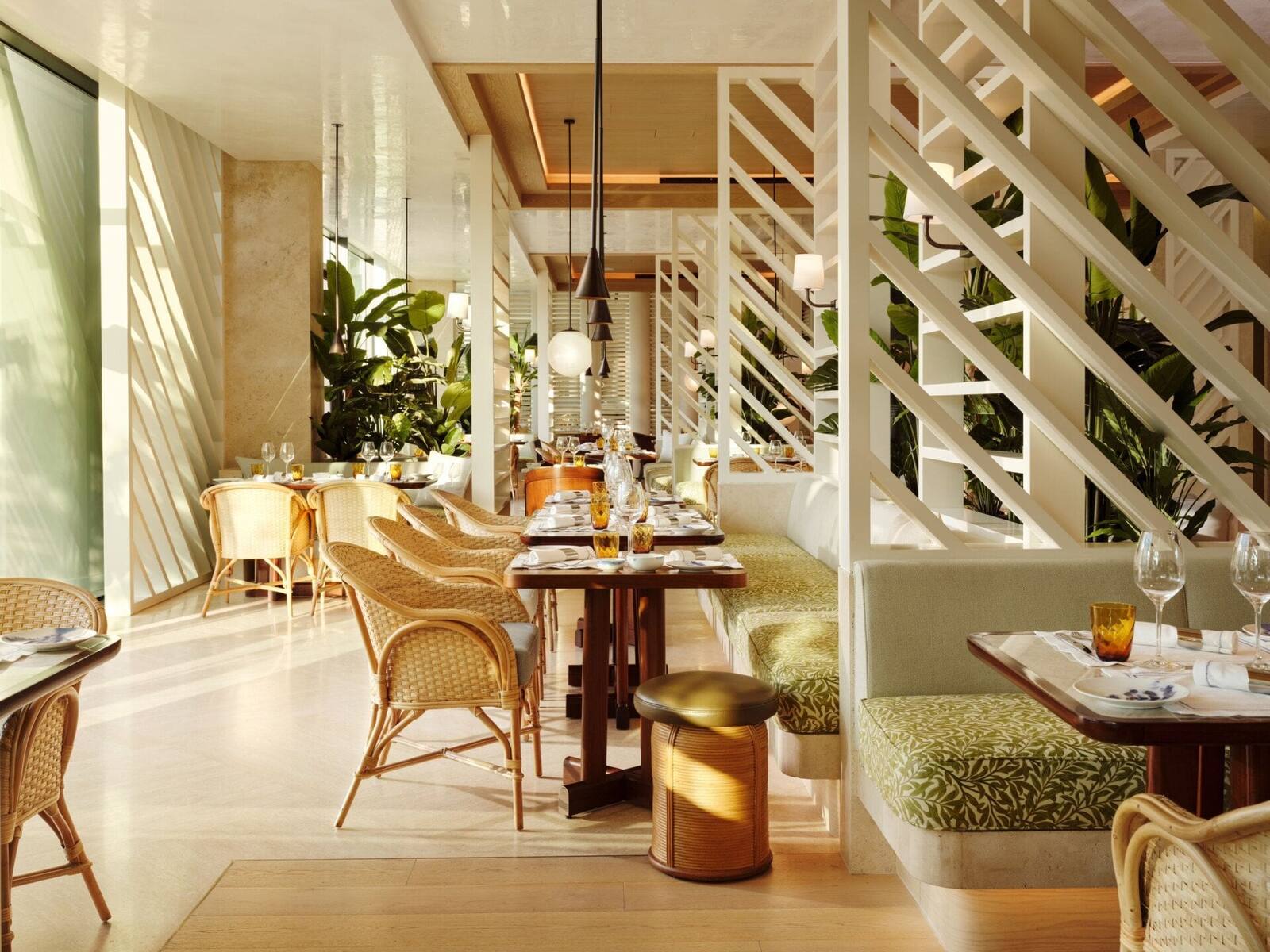 杜拜 The Lana 酒店 Riviera 餐廳的座位區