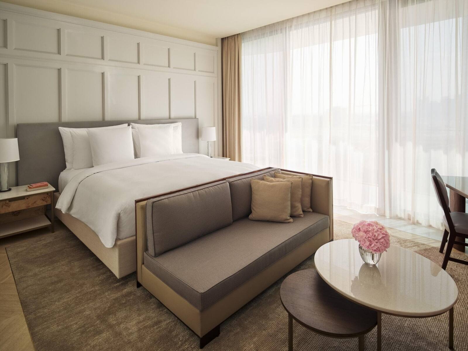 杜拜 The Lana 酒店 Horizon Room 的大床與陽台