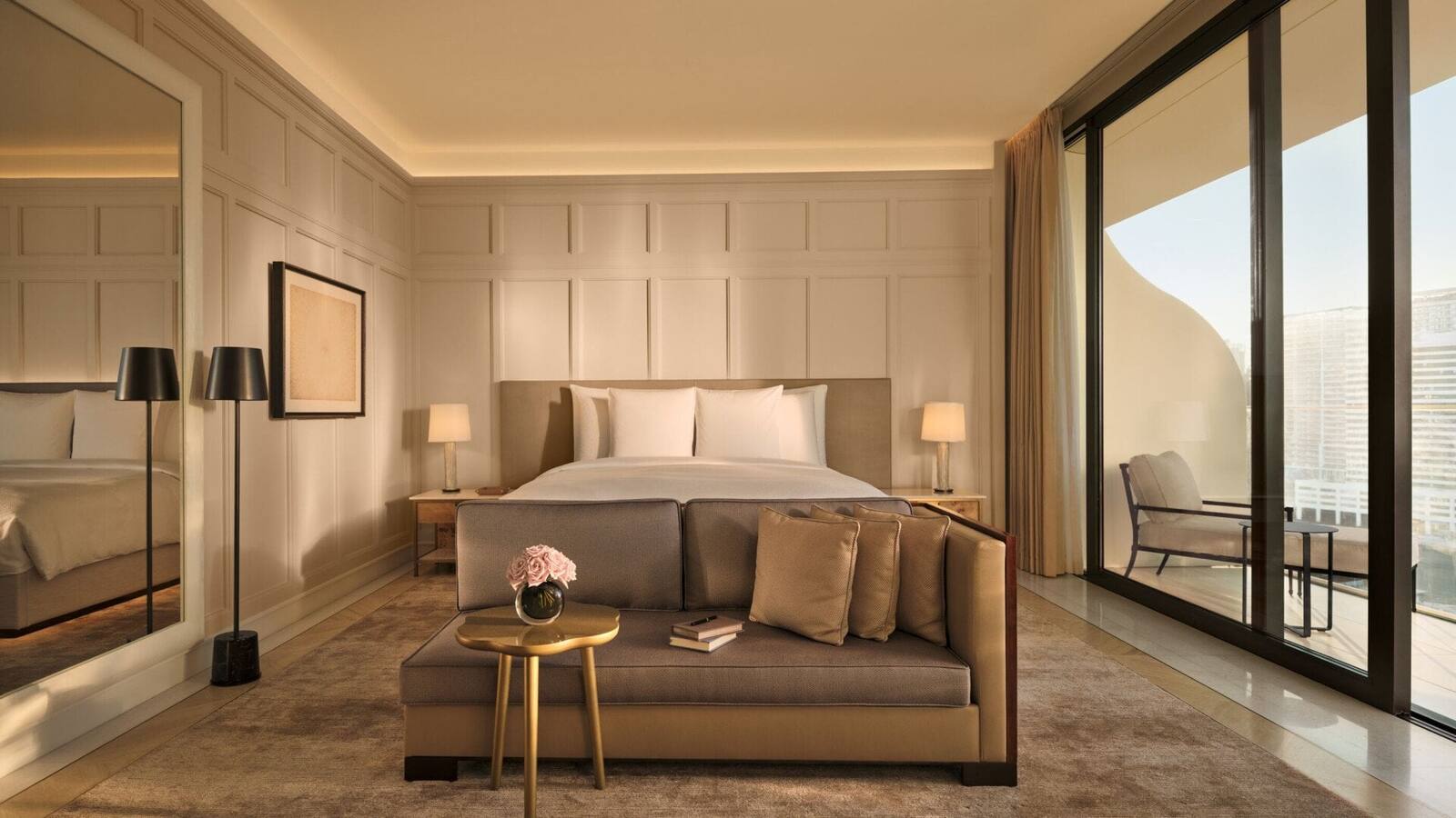 杜拜 The Lana 酒店 Marina Room 的臥室與碼頭景