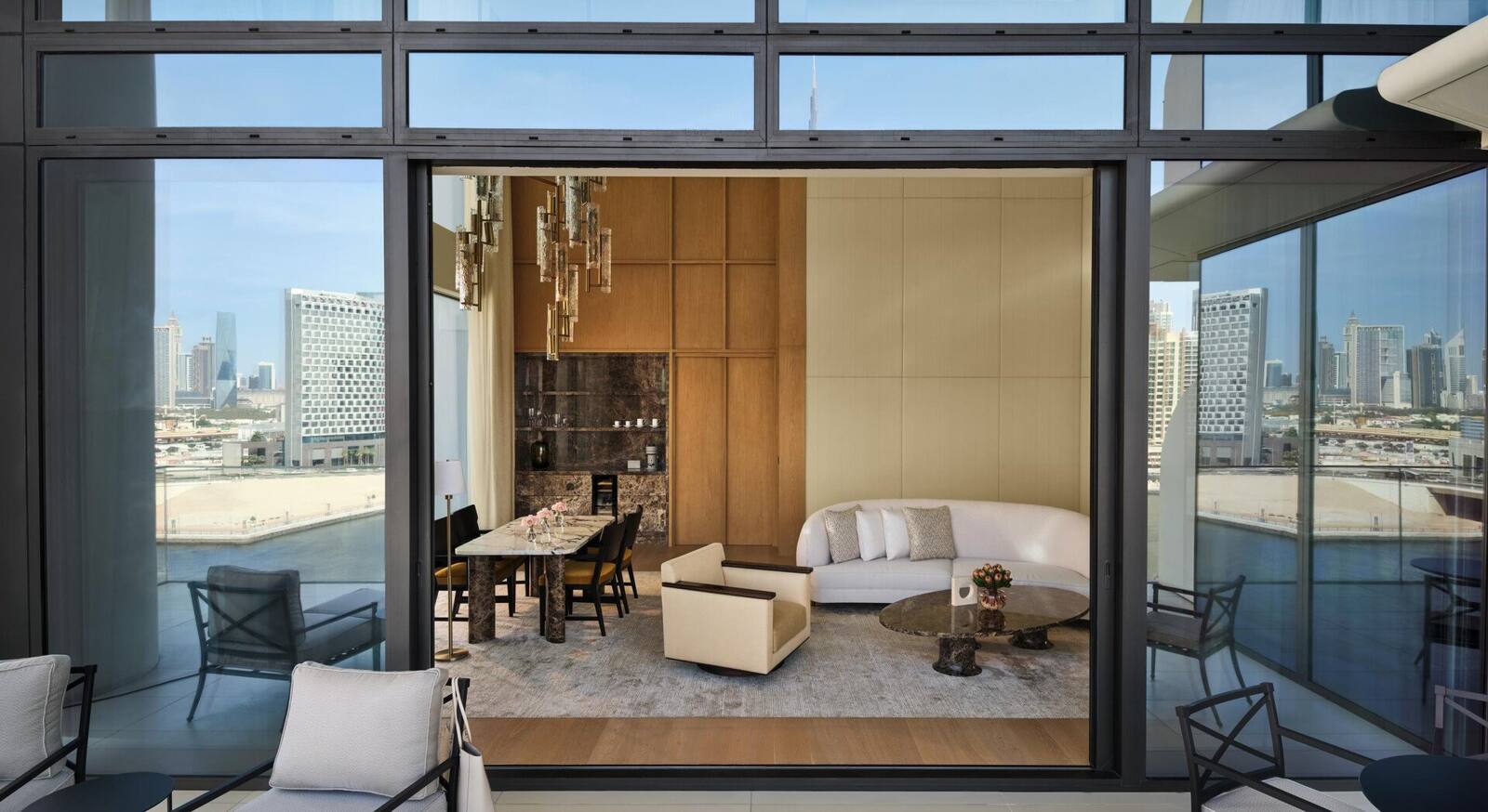 杜拜 The Lana 酒店 Marina Terrace Suite 的室內空間