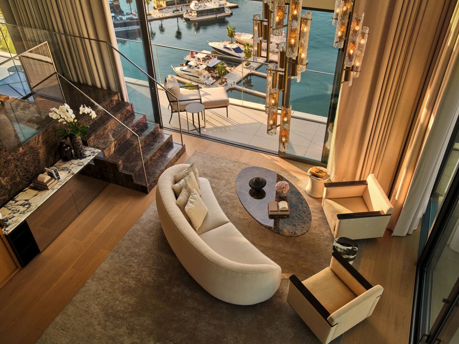 杜拜 The Lana 酒店 Marina Duplex Suite 的挑高起居空間