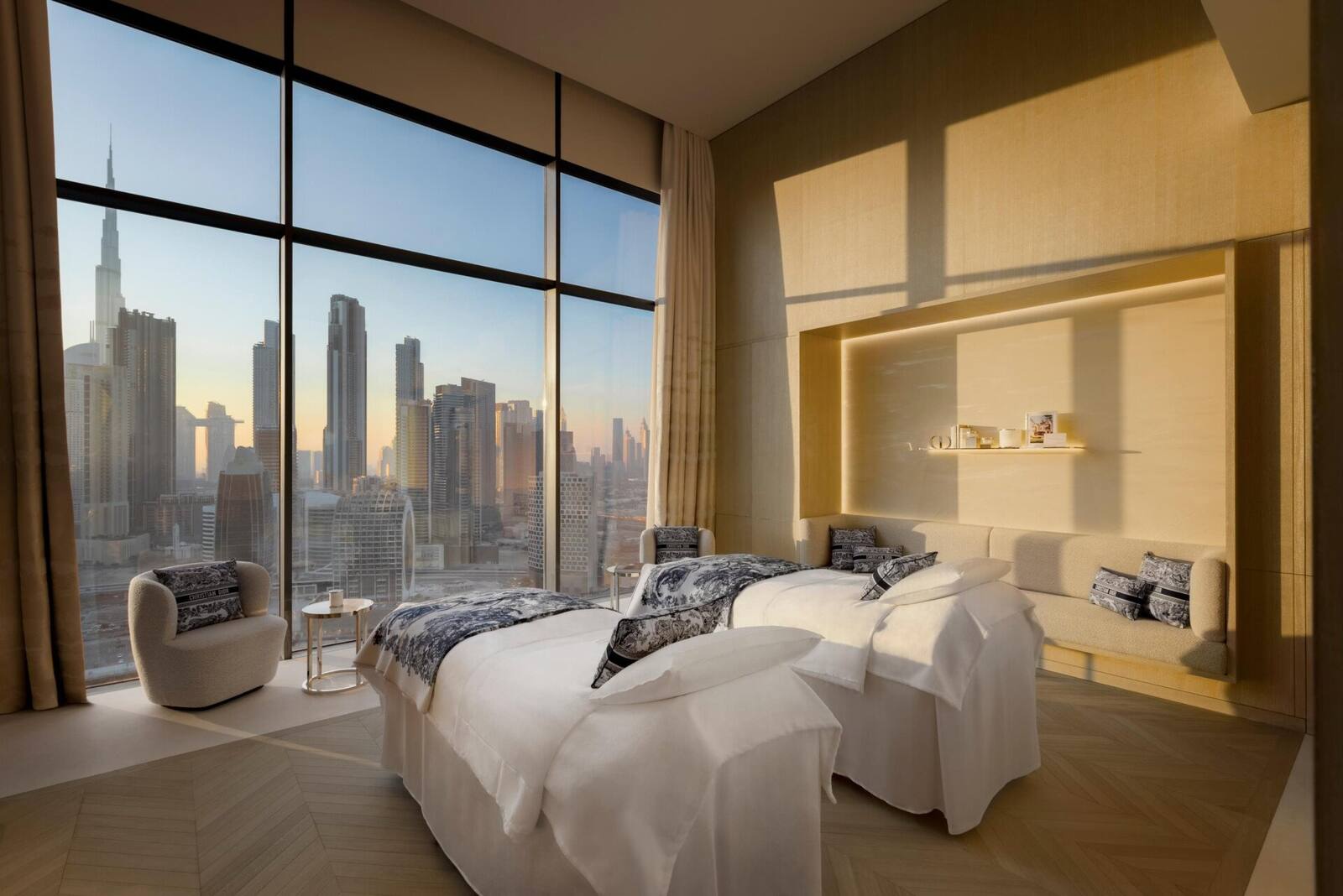 杜拜 The Lana 酒店 Dior Spa 的雙人療程室與城市景