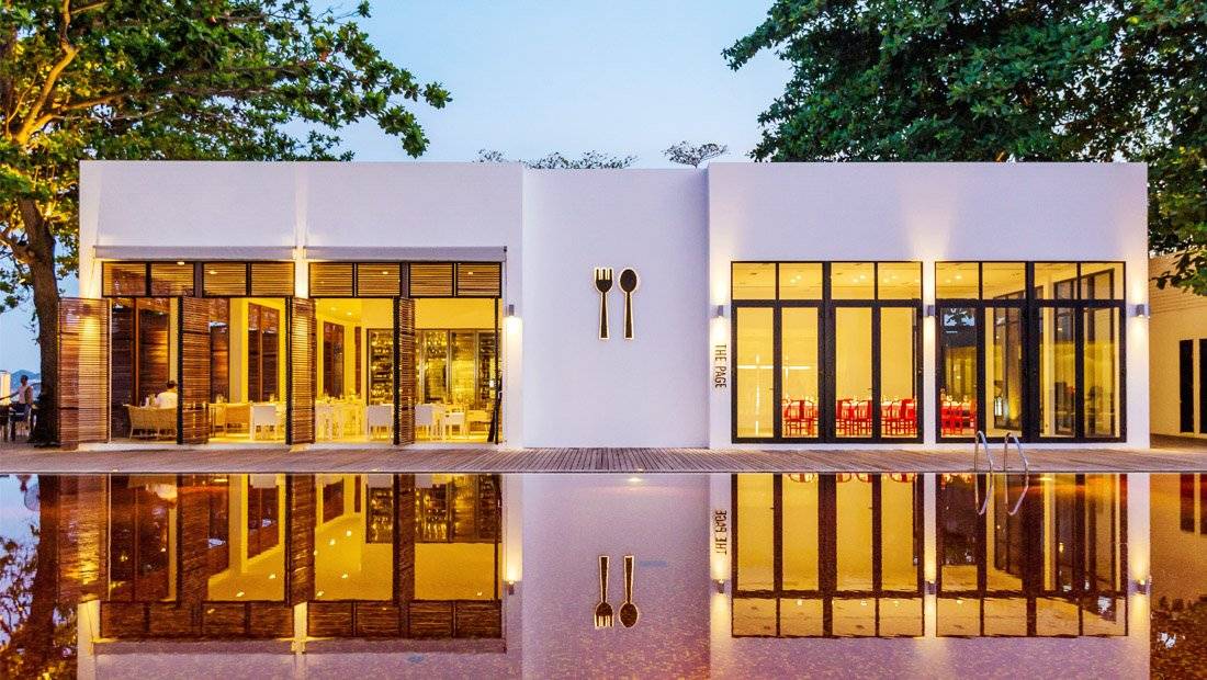 蘇梅島 The Library 度假村 The Page 餐廳夜間點燈的外觀與水面倒影