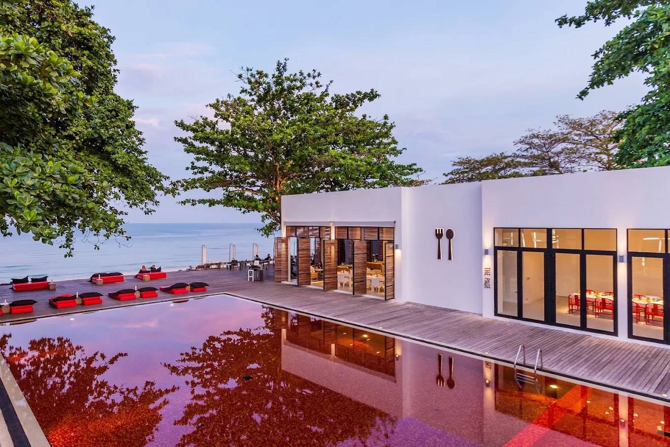 蘇梅島 The Library 度假村黃昏時的紅色泳池與 The Page 餐廳量體