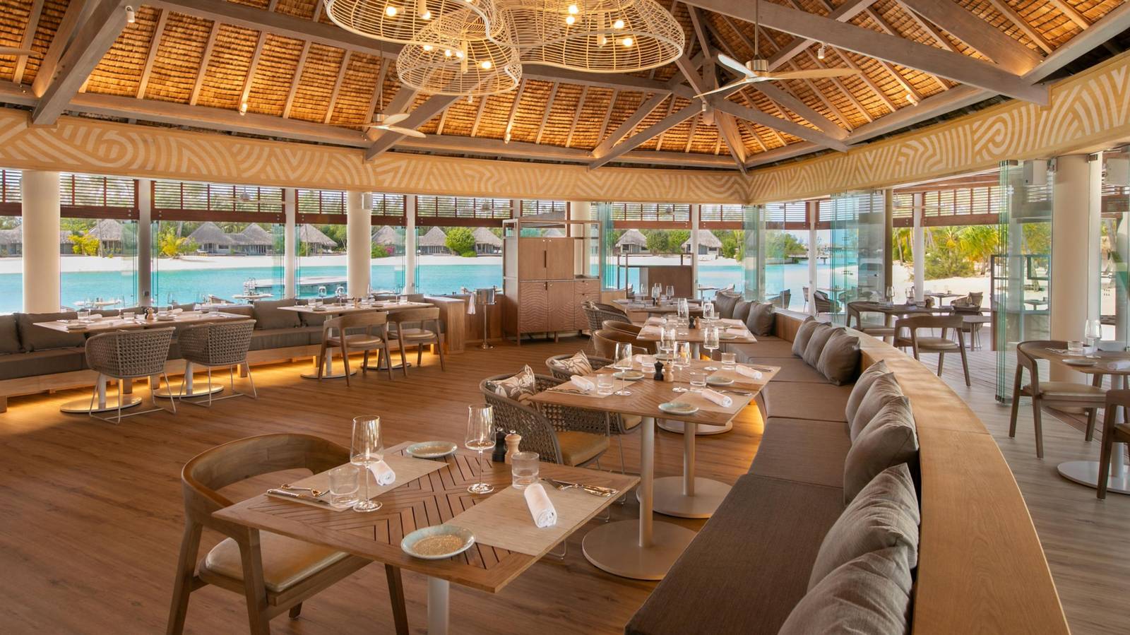 波拉波拉威斯汀度假村 Tipanier 餐廳的開放式用餐空間