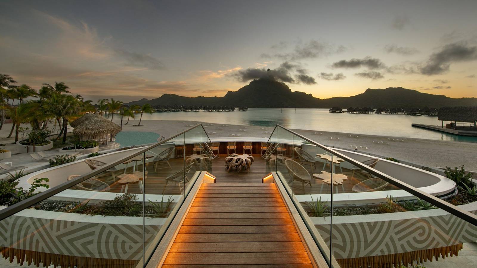波拉波拉威斯汀度假村 O'A Lounge Bar 望向 Mount Otemanu 的露台