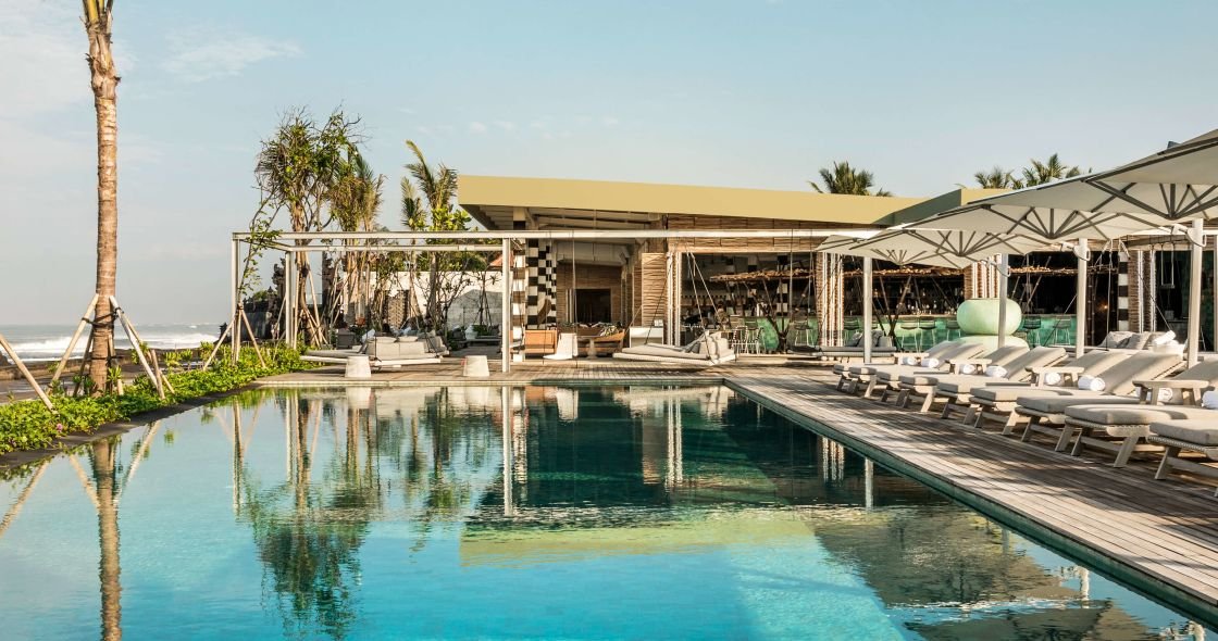 Beach Club 旁的泳池與躺椅