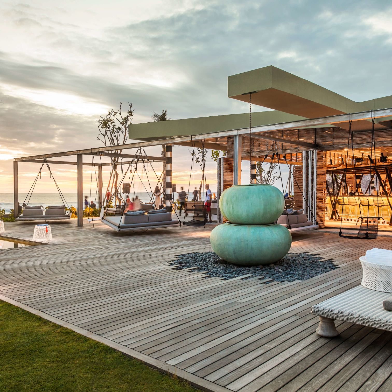 COMO Beach Club 的木平台與日落時分的吧檯
