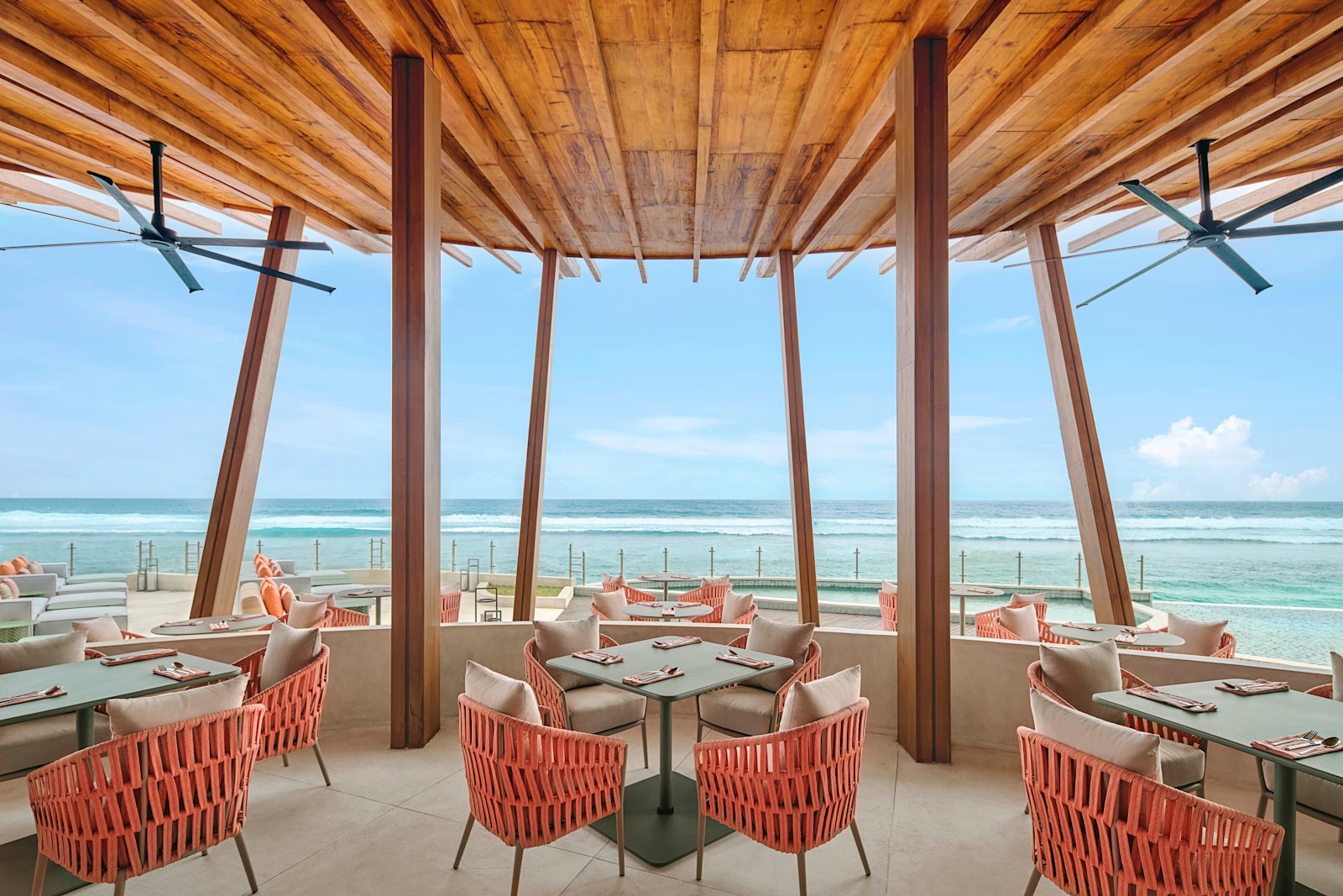 Melasti 海灘上的 Uma Beach House 用餐區