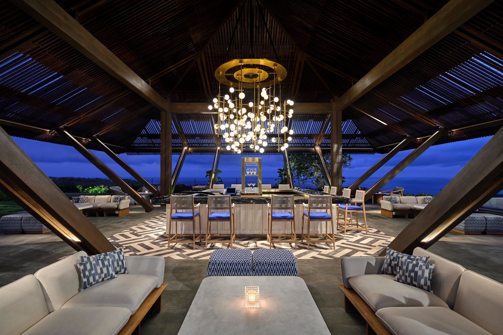 入夜後的 Pad Pool Bar 與泳池