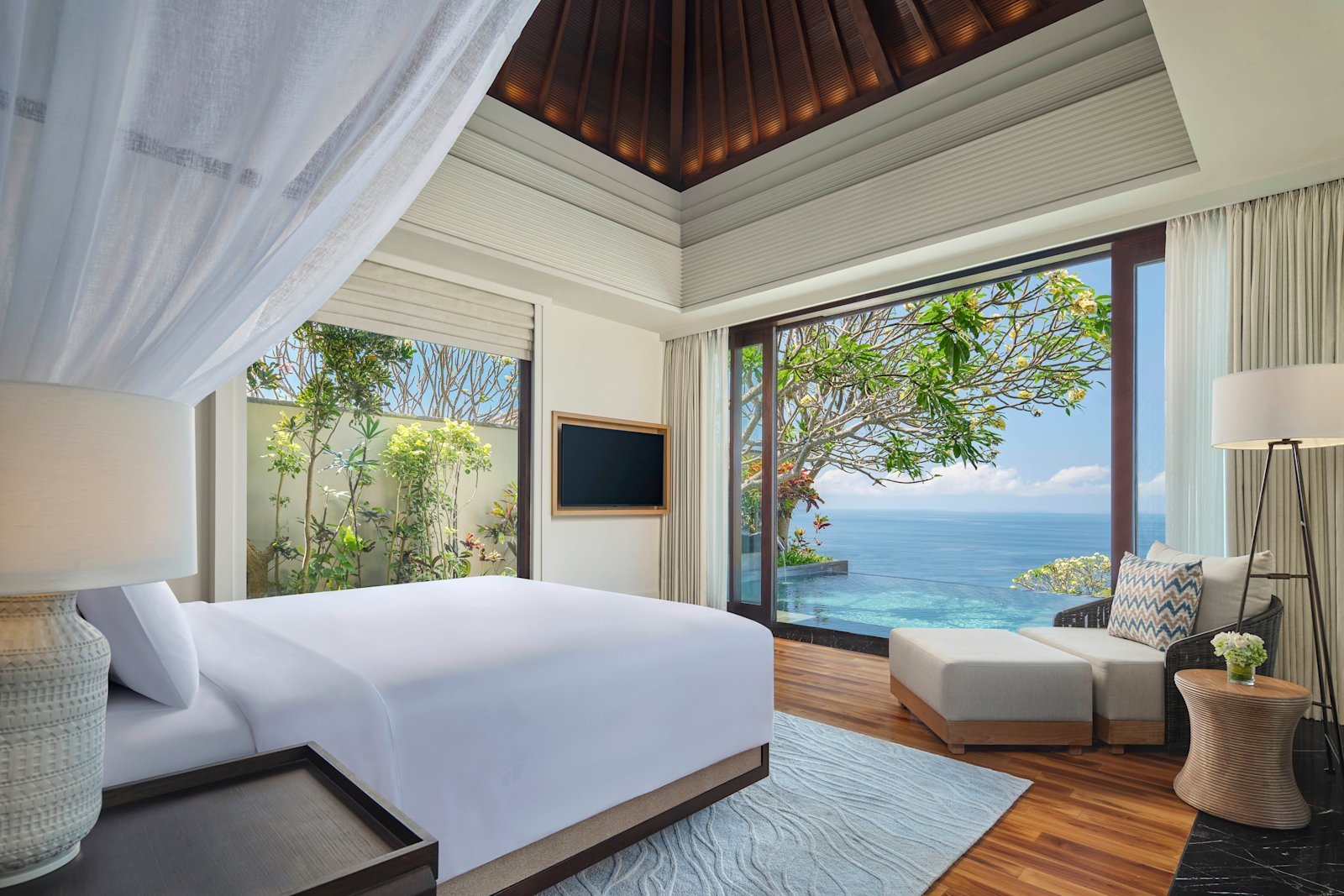One-Bedroom Panoramic Ocean Pool Villa 的臥室與海景
