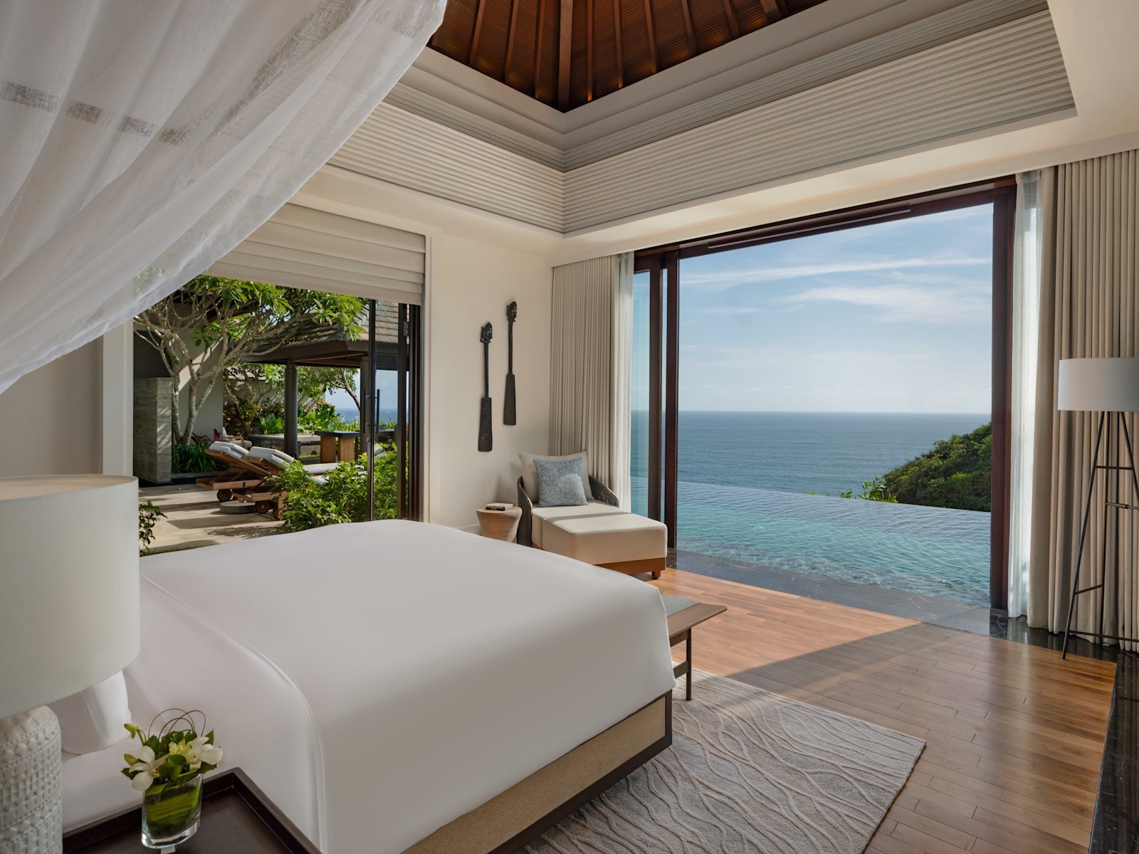 Two-Bedroom Villa 主臥室望向海面