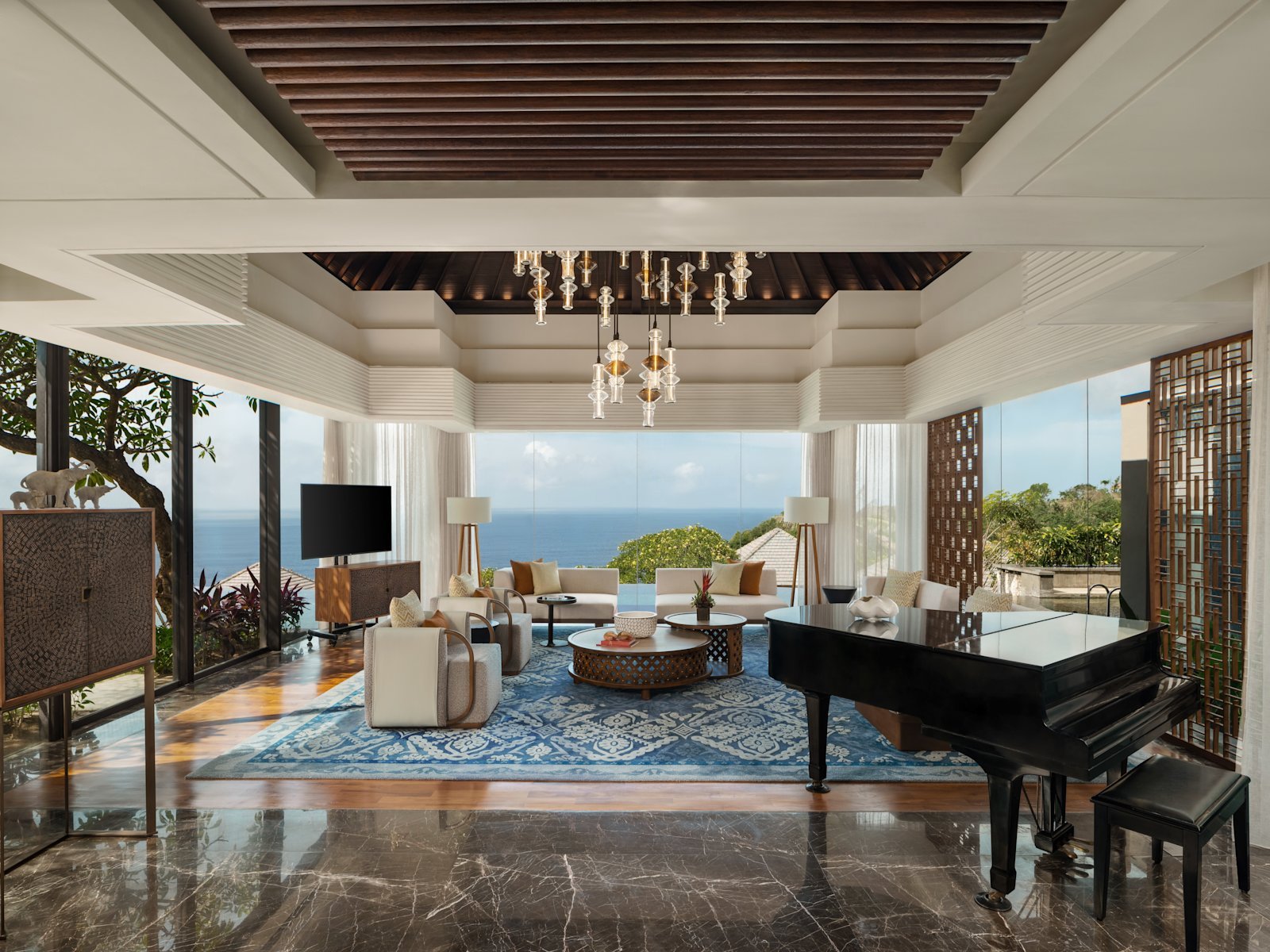 Uma Ocean Estate 的挑高客廳與鋼琴