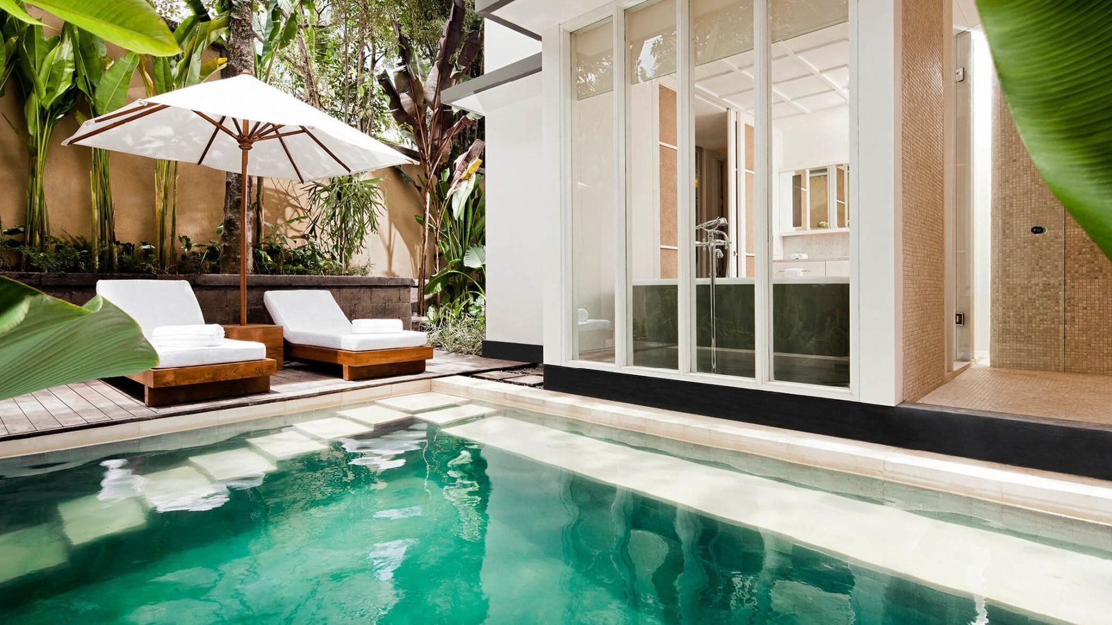 Pool Suite 的臥室與起居空間