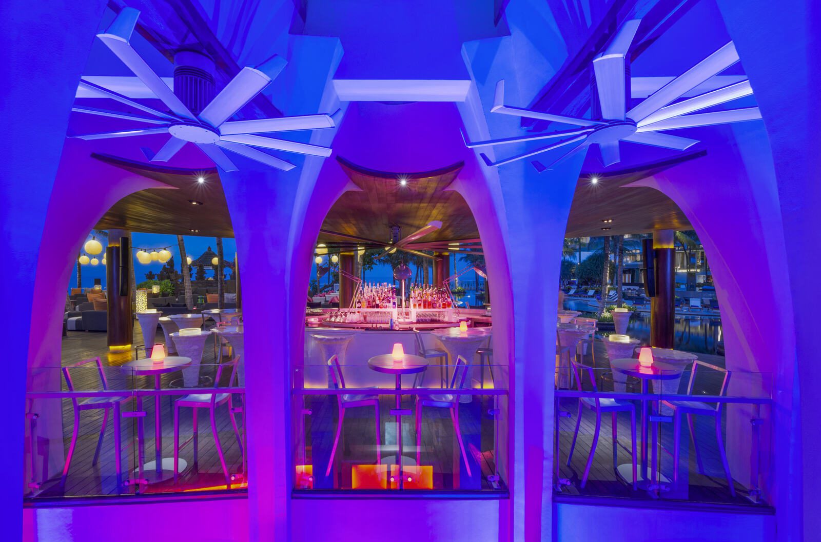 峇里島 W 飯店 Woobar Bali 夜間酒吧空間