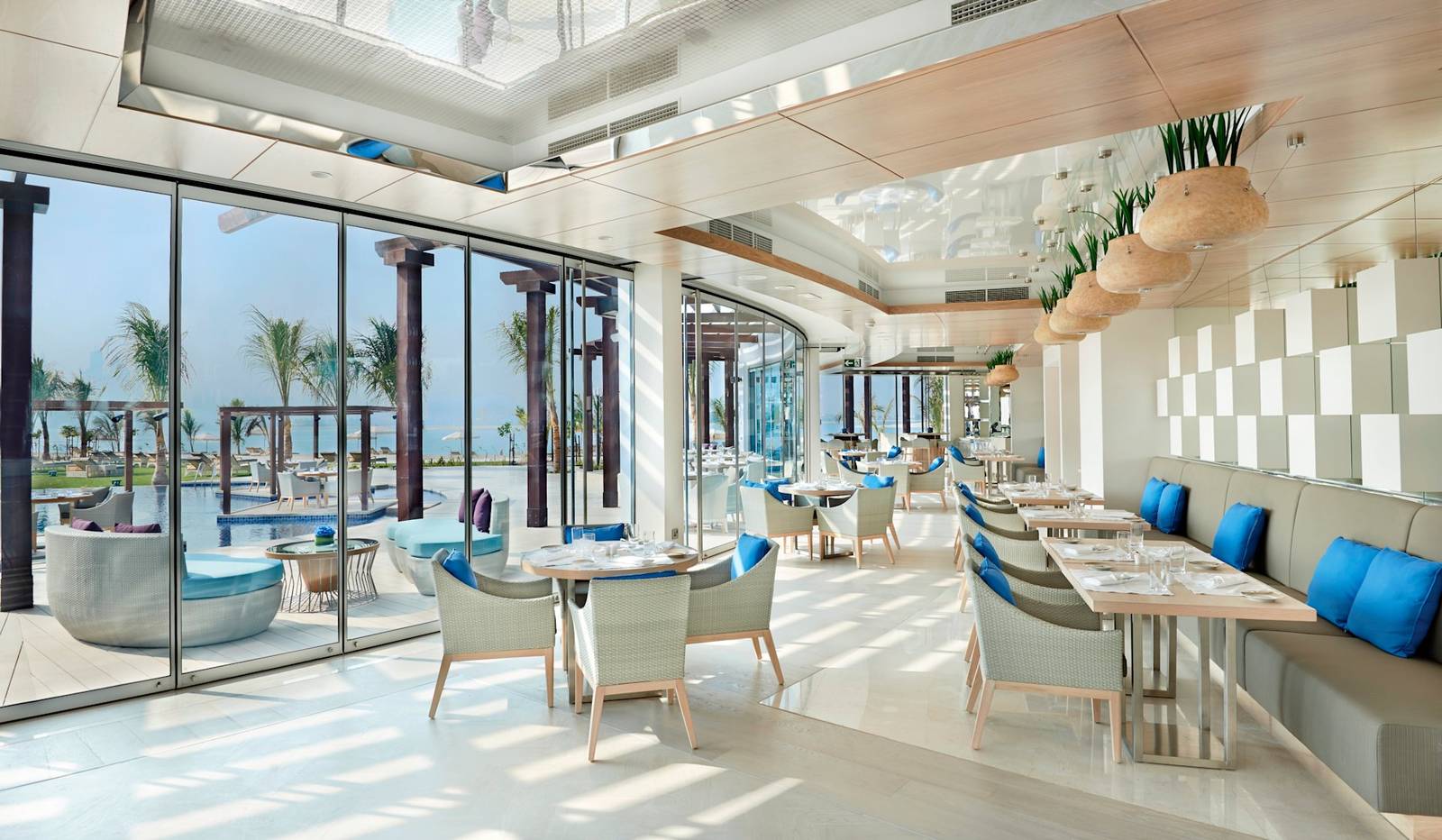 杜拜棕櫚島華爾道夫酒店 Palm Avenue 泳池畔餐廳的座位