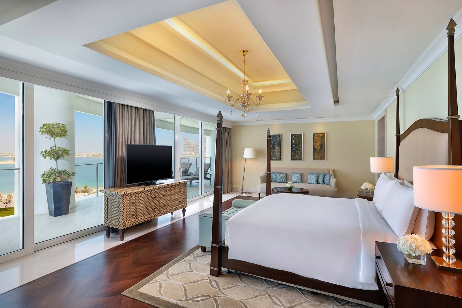 杜拜棕櫚島華爾道夫酒店 Chairman Suite 的主臥與海景