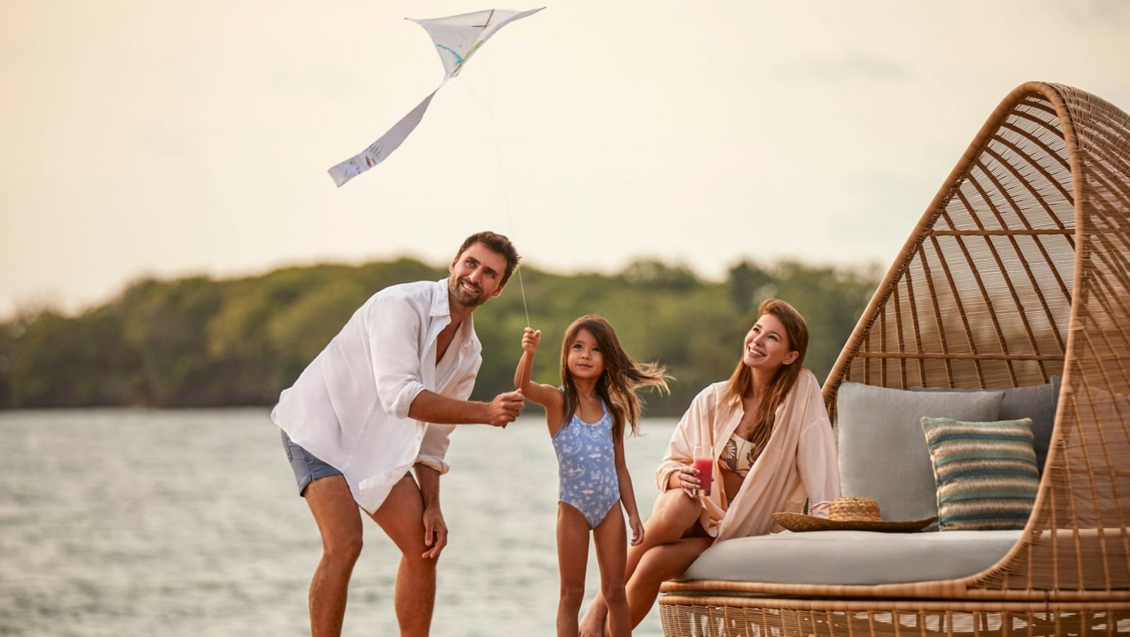 在沙灘上放風箏的一家人