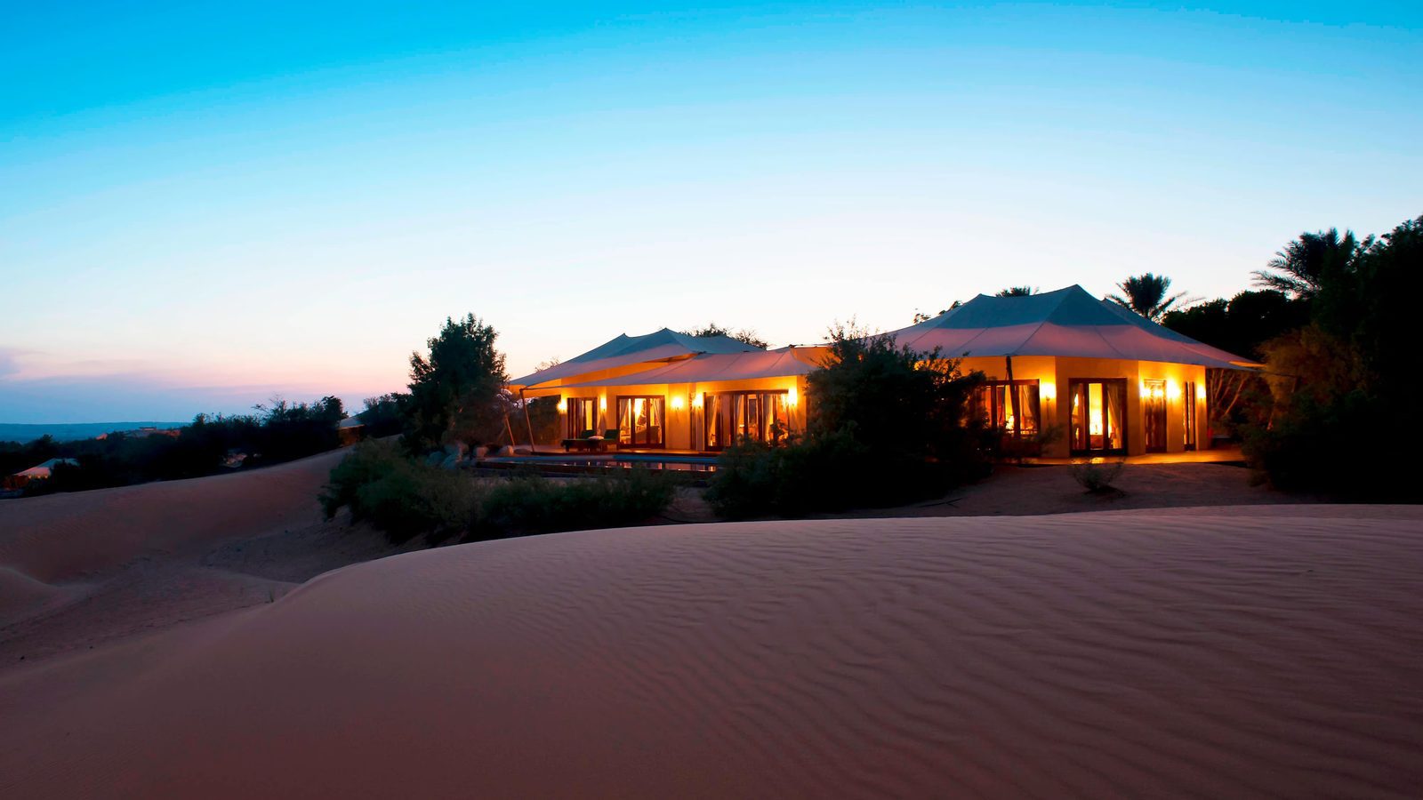 Al Maha Emirates Villa 在沙漠夕色中的外觀