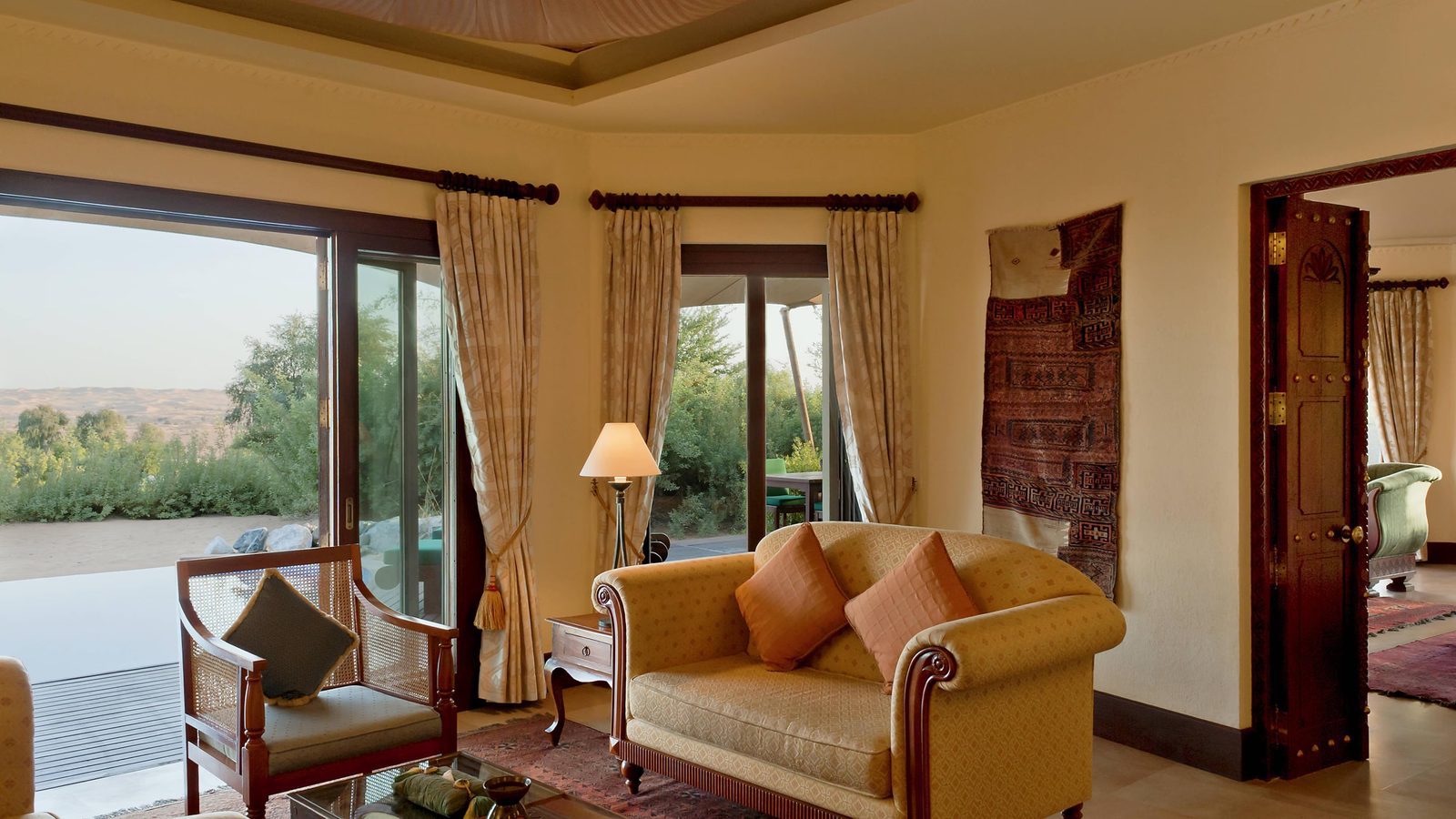 Al Maha Royal Villa Lounge 與落地窗景
