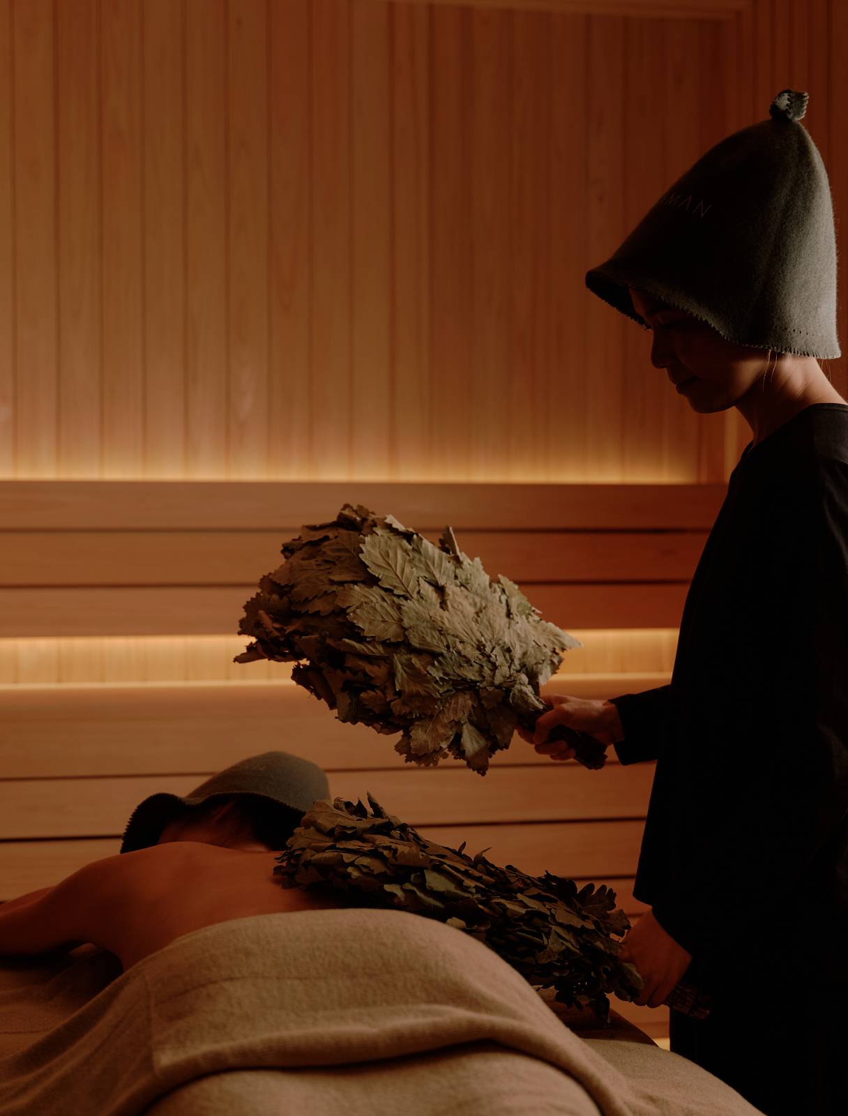 Banya 蒸氣室內以樹枝進行的療程