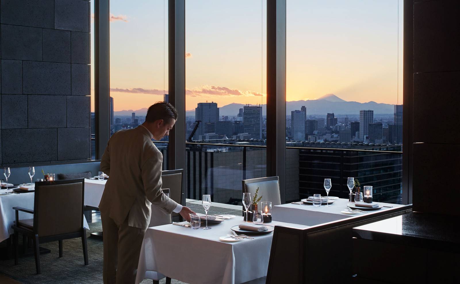 Arva 餐廳的餐桌佈置與黃昏天際線