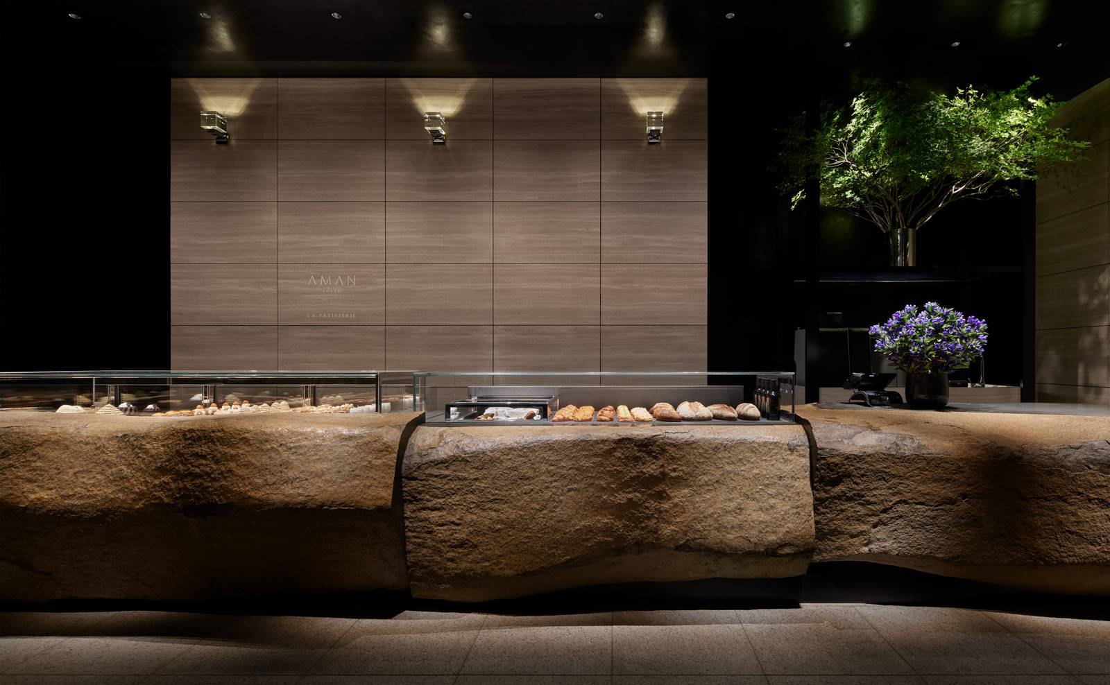 La Pâtisserie 的石材櫃檯與後方植栽
