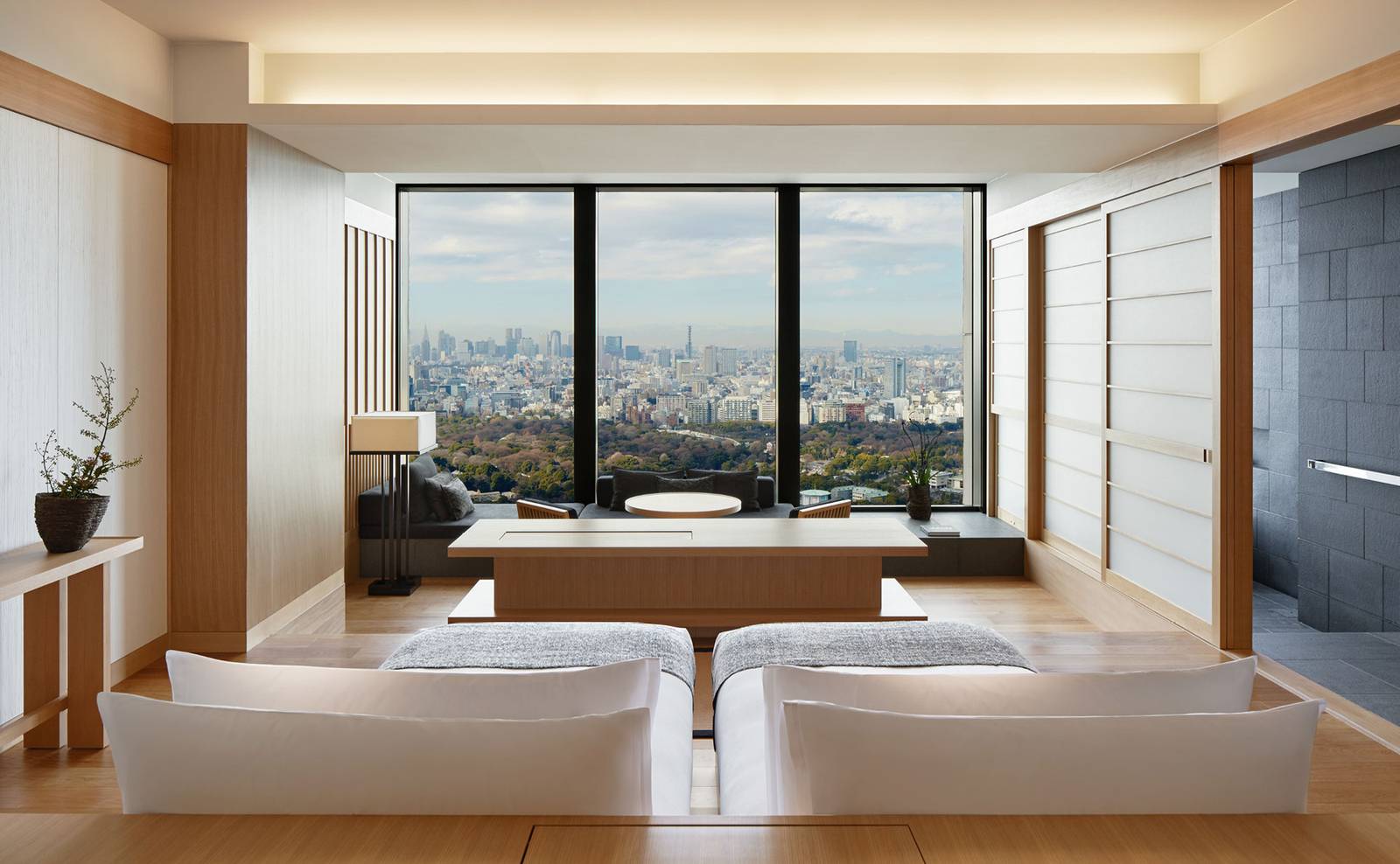 東京安縵客房的起居區、榻榻米平台與整面東京市景落地窗