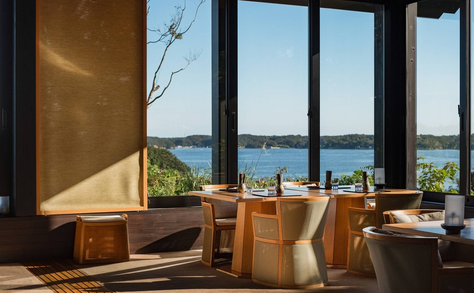 餐廳靠窗的餐桌與外面的海灣