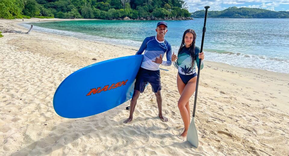 旅客在 Anantara Maia Seychelles Villas Anse Louis 海灘準備立槳