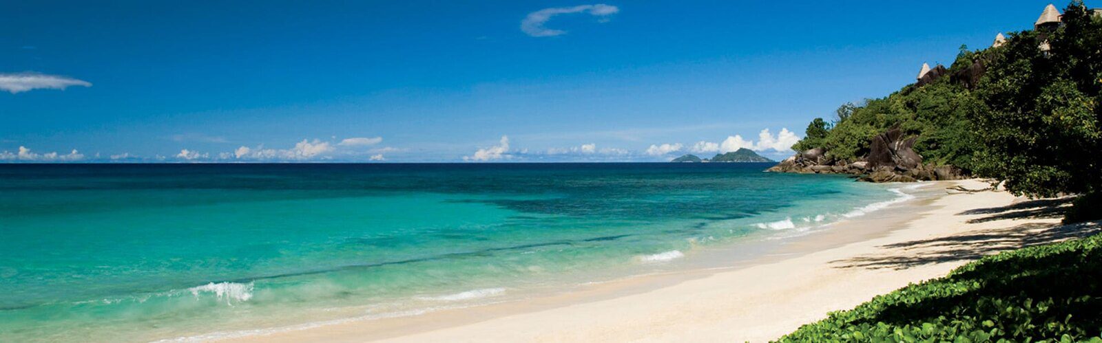 Anantara Maia Seychelles Villas 所在 Anse Louis 白沙海灘